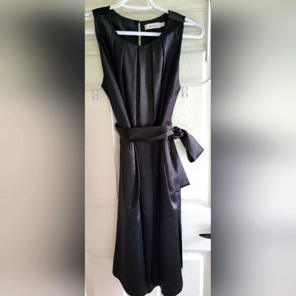 Ricki's Scoop Neck Pleated Dress in Black